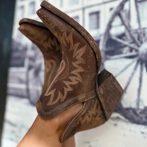Ariat Dixon Western Boots In Naturally Distressed Brown 8.5 NWT